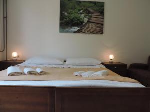 ein Bett mit drei Handtüchern darüber in der Unterkunft Hotel Vincentinum Novigrad na Dobri in Duga Resa