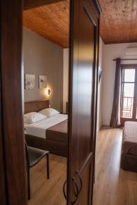 ホレフトにあるHotel Cleopatraのベッドとガラスの引き戸のある寝室