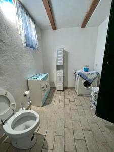 uma casa de banho com um WC e um lavatório em La Casetta Blu em Capalbio