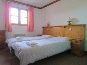 two twin beds in a bedroom with a window at Chalet Beyond - Gelinotte in Oz