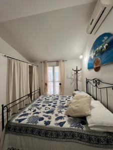 La Casetta Blu في كابالبيو: غرفة نوم بسرير وصالب على الحائط
