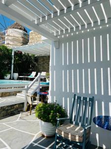 biała pergola i krzesło na patio w obiekcie Portobello Boutique Hotel w mieście Mykonos