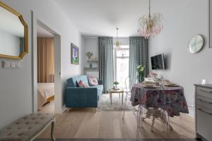 TV a/nebo společenská místnost v ubytování Apartament Wenecja Błękitna - Młyn Maria - Art Apartments