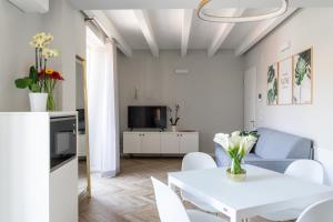 una sala de estar blanca con mesa blanca y sillas en HomeThirtyFour en Verona