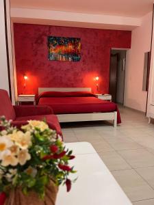 ガリポリにあるMonolocale Rosso - A casa di Ludovica e Martinaの赤い壁のベッドルーム1室(ベッド1台付)