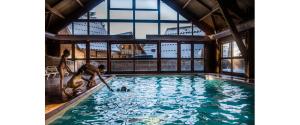 Bazén v ubytovaní Petit Chalet 5 pers piscine sauna 2 chambres alebo v jeho blízkosti + 15 fotografií