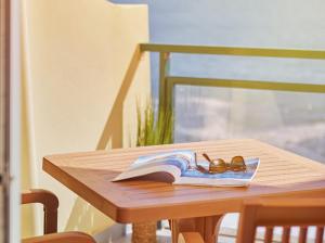 un paio di occhiali seduti su un libro su un tavolo di Lovely apartment with pool and sea view a Funchal