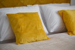 Postel nebo postele na pokoji v ubytování Apartament Wenecja Błękitna - Młyn Maria - Art Apartments