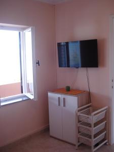 Cette chambre dispose d'une télévision murale et d'une armoire. dans l'établissement Apartmani Mirko LJubač, à Ražanac