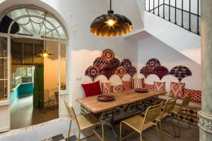 een eetkamer met een houten tafel en stoelen bij Veoapartment Casa Alfonso XII in Sevilla