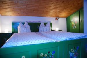 Ein Bett oder Betten in einem Zimmer der Unterkunft Haus Mitterstang