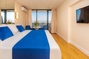 Postel nebo postele na pokoji v ubytování Orbi City Hotel Official