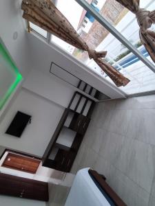 uma vista do topo de um quarto com tecto em Hostal Las Orquideas em Manta