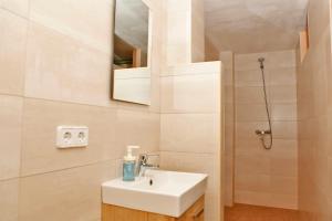 un baño con lavabo y ducha en Albers Apartment, en Puerto de Alcudia 27 fotos más