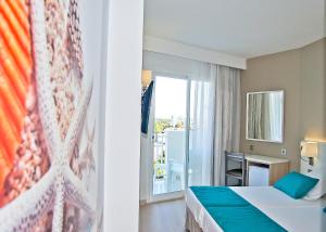 Postel nebo postele na pokoji v ubytování BQ Delfín Azul Hotel