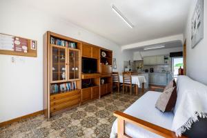 un soggiorno con un letto e una cucina di Villas Brites nº5 a Burgau