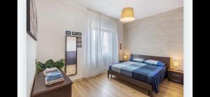a bedroom with a bed and a mirror in it at Queen East Verona apartments in Verona