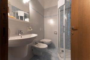 a bathroom with a sink and a toilet and a shower at Hotel Benaco Mavras in Peschiera del Garda