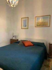 Un dormitorio con una cama con un edredón azul. en A... Mare Sicilia, en Marina di Modica