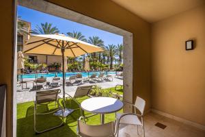 The swimming pool at or close to Lopesan Costa Meloneras Resort & Spa