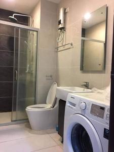 ein Badezimmer mit Toilette und Waschmaschine in der Unterkunft Country Garden Bay Point Homestay By Easyhomestay in Johor Bahru