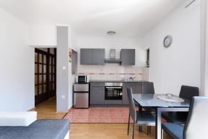 Virtuvė arba virtuvėlė apgyvendinimo įstaigoje Apartments Luka