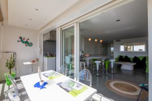 Φωτογραφία από το άλμπουμ του CAP HERMES Vue MER 3 Pieces 70m2 Climatise 4 Perso σε Fréjus