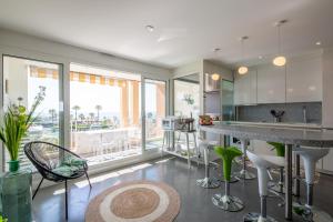 Η κουζίνα ή μικρή κουζίνα στο CAP HERMES Vue MER 3 Pieces 70m2 Climatise 4 Perso