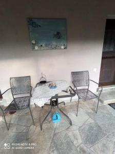 a table and four chairs in a room at Glyfada Bay Studios in Varlamaíika