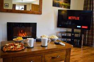 TV a/nebo společenská místnost v ubytování Birchbrae Highland Lodges + 37 fotografií