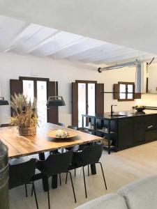 a living room with a table and a kitchen at Casa Rural El Americano y disfruta de lo natural in Albentosa