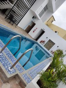 einen Blick über einen Pool in einem Haus in der Unterkunft Hostal Las Orquideas in Manta