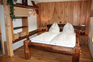 een slaapkamer met een bed met 2 kussens erop bij Am Rübenkeller in Binzenbach