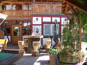 Binzenbach露本凯乐宾馆的一个带桌子和遮阳伞的庭院