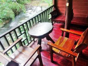 Ein Sitzbereich in der Unterkunft Tree Tops River Huts