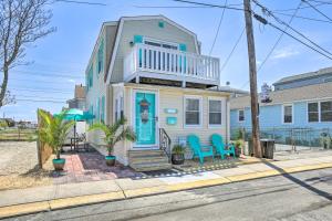 een huis met een blauwe deur en stoelen op straat bij Bliss on the Bay Near Seaside Heights Beach in Seaside Heights