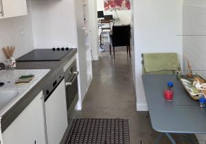 Dapur atau dapur kecil di Les Pieds dans l'Ô - Appartement 50m2 Front de mer