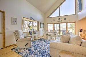 Sala de estar con 2 sofás y mesa en Home with Deck and Hot Tub - Lake Mitchell Views!, en Cadillac