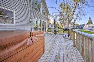 Bilde i galleriet til Home with Deck and Hot Tub - Lake Mitchell Views! i Cadillac