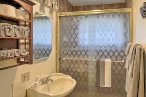 une salle de bain avec lavabo et douche dans l'établissement Cozy Baileys Harbor Cottage on Lake Michigan!, à Baileys Harbor 20 autres photos