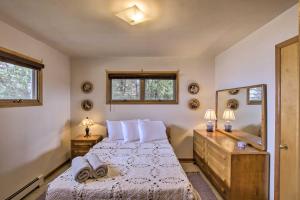 Un ou plusieurs lits dans un hébergement de l'établissement Cozy Baileys Harbor Cottage on Lake Michigan!