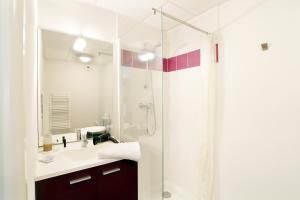 A bathroom at Résidence Néméa Tolosa