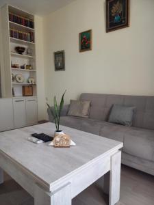 een woonkamer met een tafel en een bank bij Tamas house in Batoemi