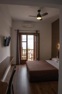 ホレフトにあるHotel Cleopatraのベッドとバルコニーがあるホテルの部屋