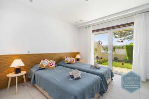 twee bedden in een kamer met een raam bij Villa Rafaella 3 Dream Lodging in Albufeira +38 foto's