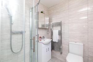 Ett badrum på Findon- Stylish Suite 10mins close to Airport