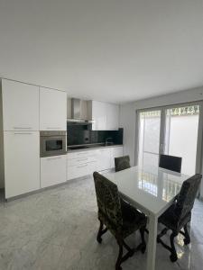Η κουζίνα ή μικρή κουζίνα στο Villa Bianca a few steps by the sea with exclusive garden & jacuzzi