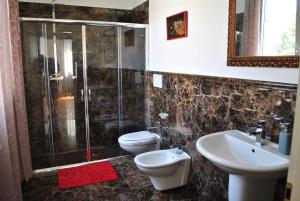 Ένα μπάνιο στο Villa Bianca a few steps by the sea with exclusive garden & jacuzzi +20 φωτογραφίες