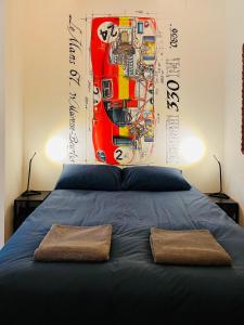 ein Schlafzimmer mit einem Bett mit einem großen Poster an der Wand in der Unterkunft Car et Art in Saint-Gervais en-Belin