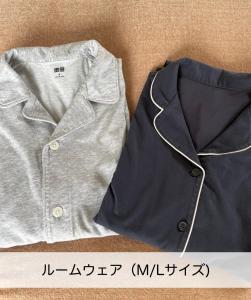un par de pantalones cortos y una chaqueta en una mesa en BATONWORKS Naoshima en Naoshima